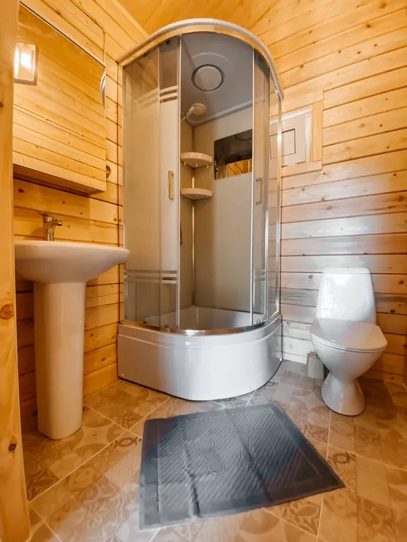 2 деревянных домика из сруба с беседкой-барбекю во одном дворе