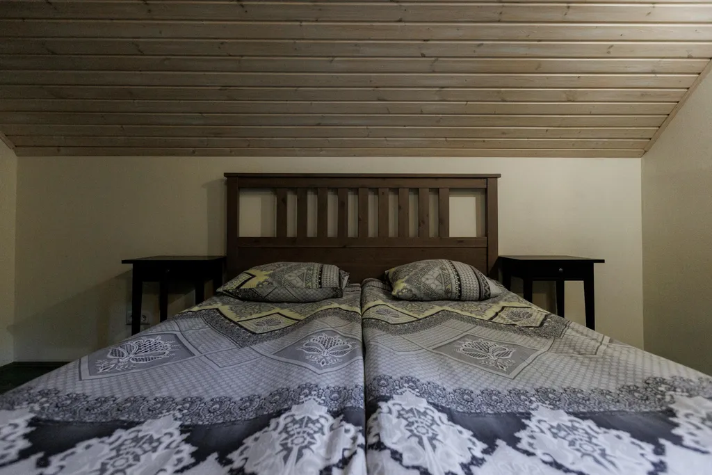 Коттедж в окружении лесных деревьев