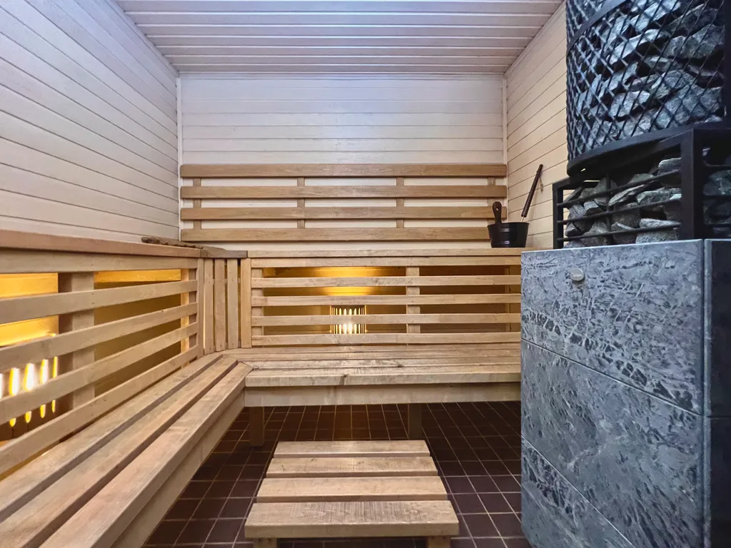 Маленький дом на берегу озера