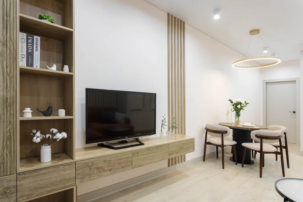 Современная трешка с видом на озеро и каминным залом