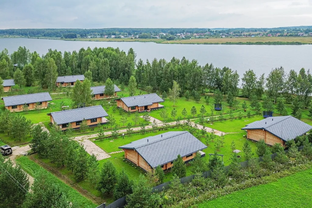 Уютный дом на берегу большого озера