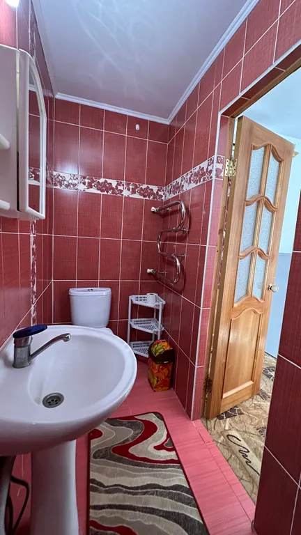 Благоустроенная комната в коттедже с балконом