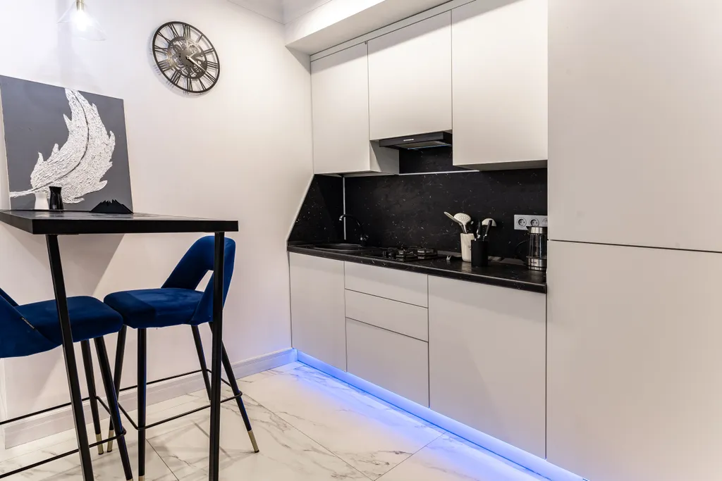 Стильная студия с ванной у панорамного окна и видом на горы