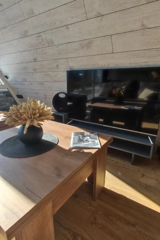 Панорамный домик с теплым бассейном в пяти минутах ходьбы от города