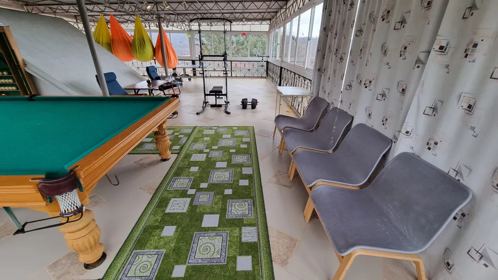 Трёхэтажный таунхаус в живописном месте с большим садом