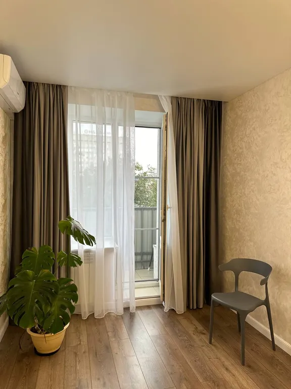 Красивая трех-комнатная квартира с дизайнерским ремонтом