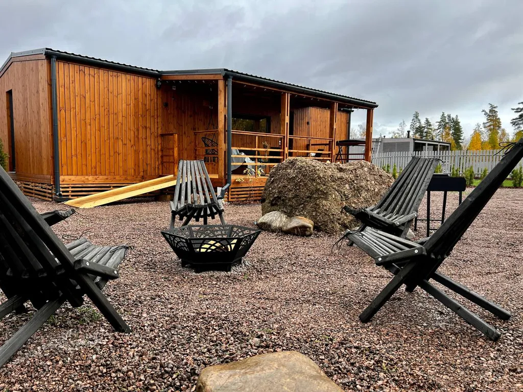 Уютный домик Karhumökki в окружении соснового леса и озер, у Игоры