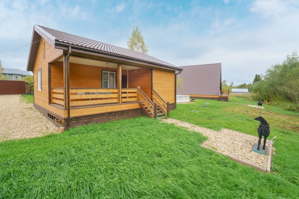 Новый загородный дом у реки с баней и бассейном