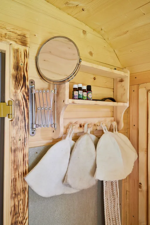 Дом в лесу рядом с озером