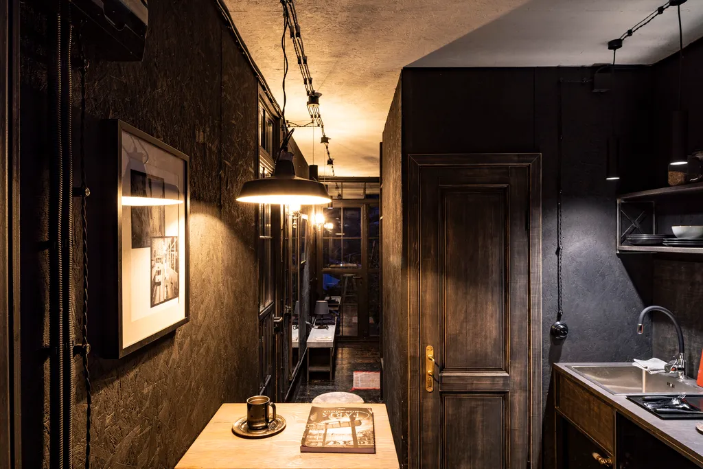 Домик на лесном склоне с видом на горы