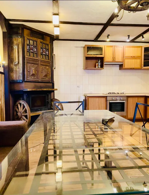 Коттедж с дизайнерской отделкой и камином