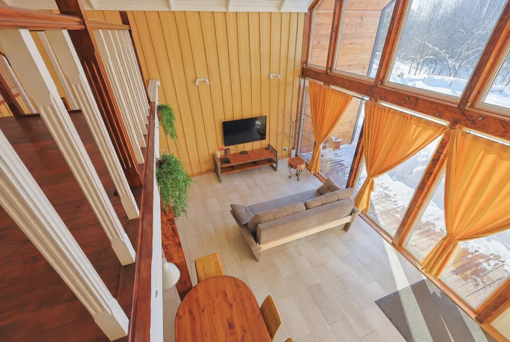 Современный двухэтажный дом из натурального дерева, с большими окнами