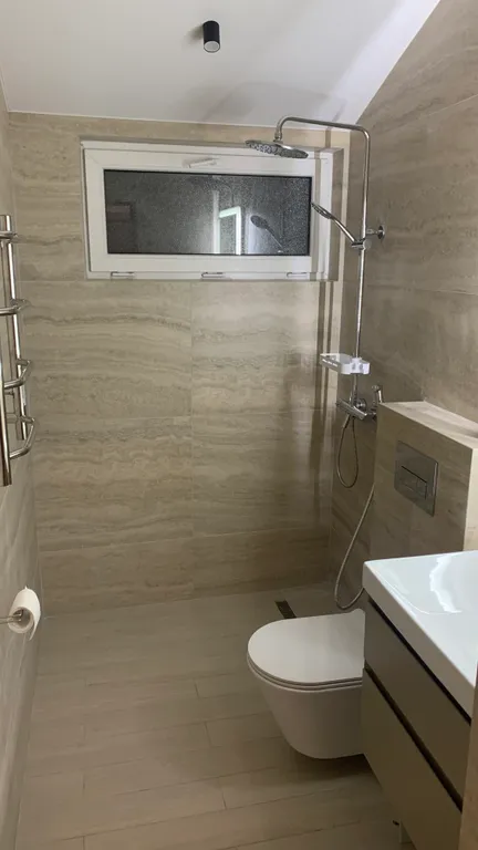 Современный коттедж на горе, в тихом месте, на границе с лесом