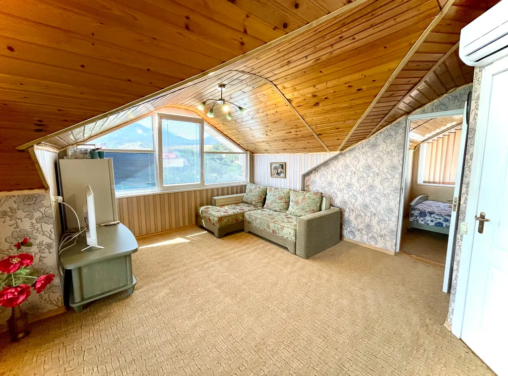 Пентхаус с балконом и видом на море