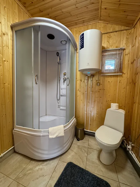 Двухкомнатный домик с видом на горы в лесу