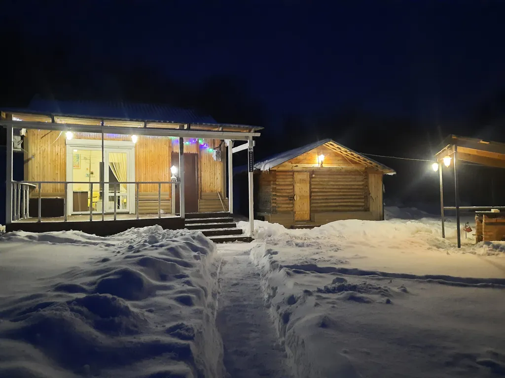 Домик на берегу Волги, на опушке леса