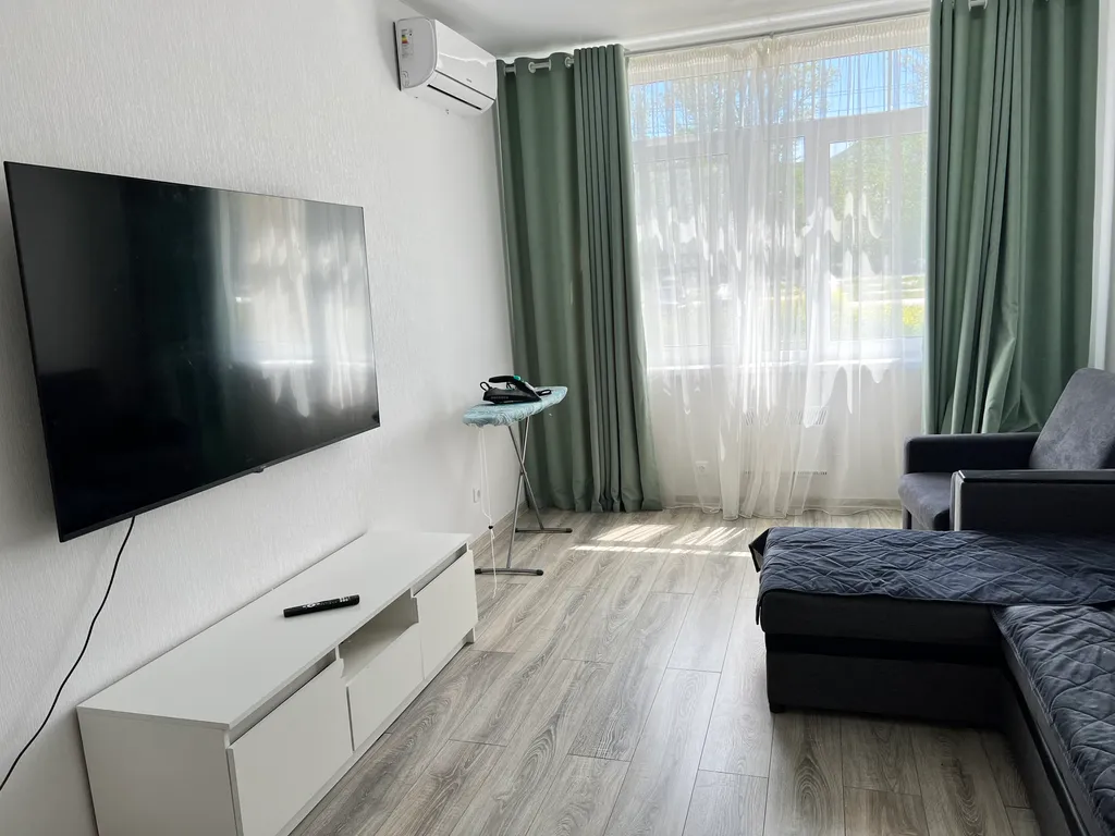 Трехкомнатная со своим выходом во двор на бассейны