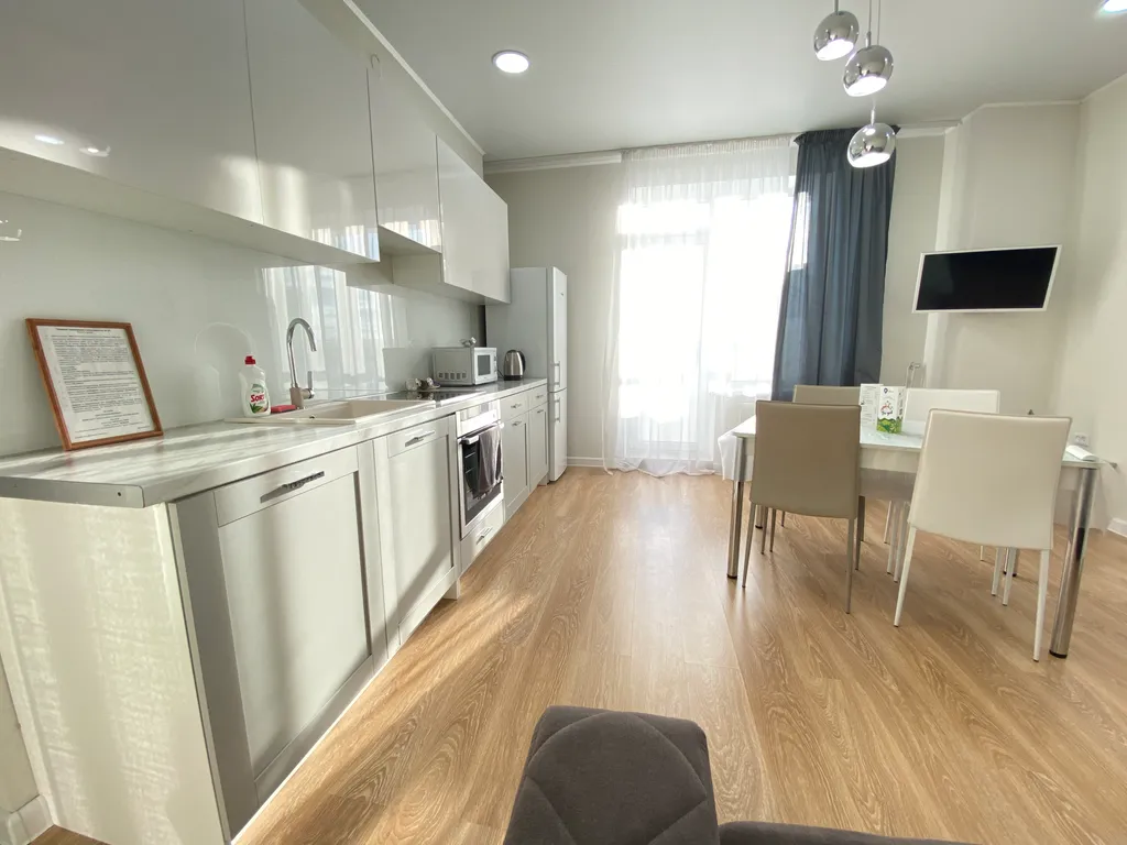 Поделам Светлая квартира рядом с Radisson Blu