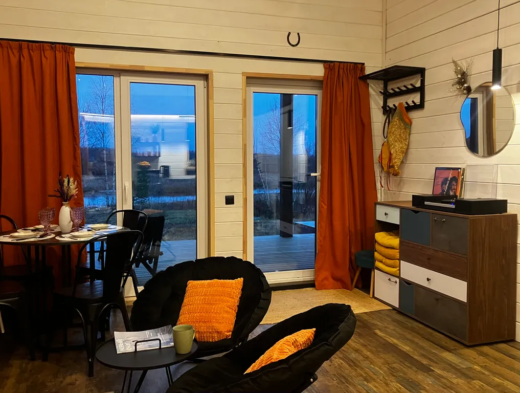 Новый дом с камином на берегу реки