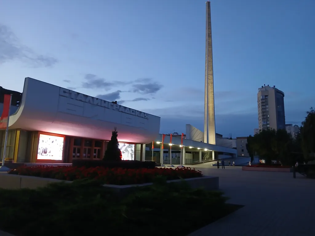 Жизнь с видом реку: огромная лоджия с панорамным остеклением в пол!