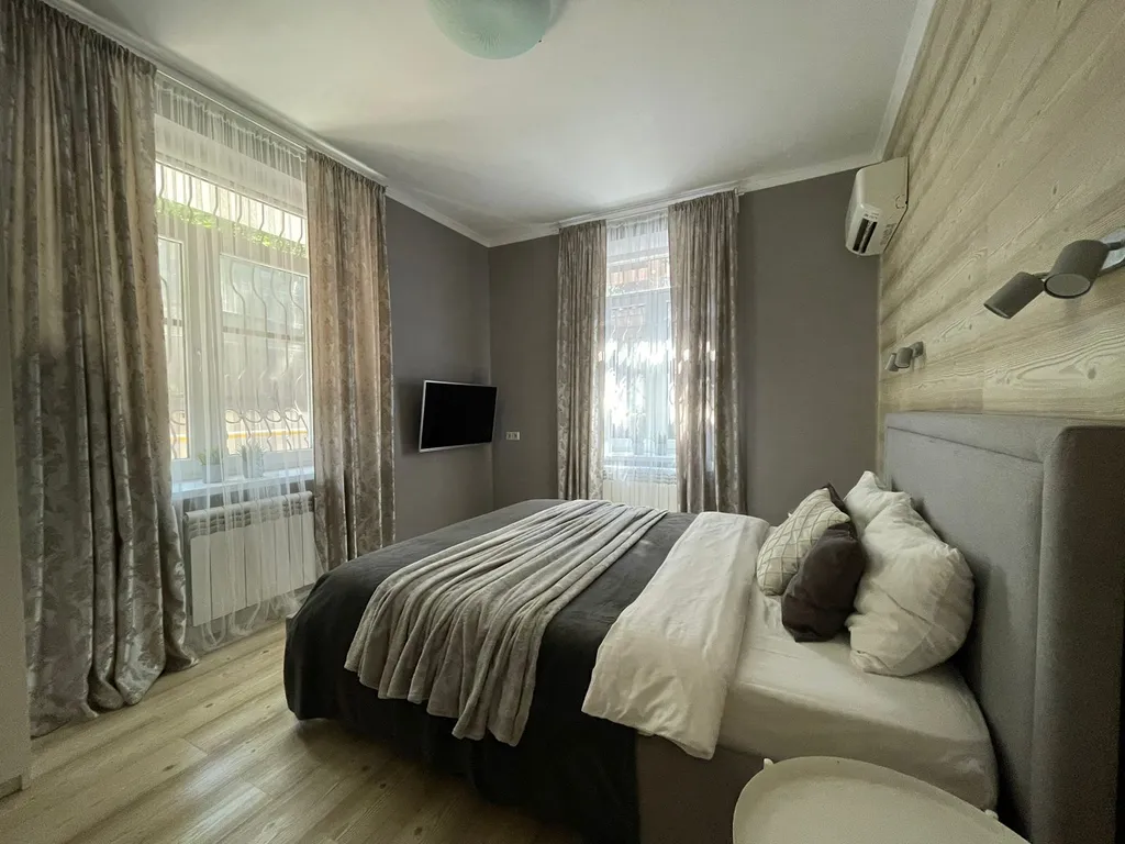 Дизайнерская квартира с бассейном и выделенной спальней