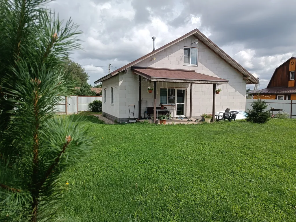 Дом в лесу у озера