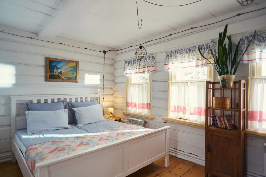 Дом у пруда