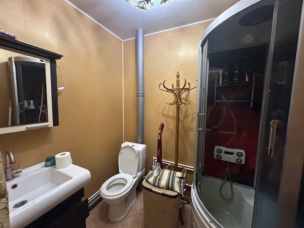 Уютный домик рядом с садом, хвойными деревьями, рядом с тц