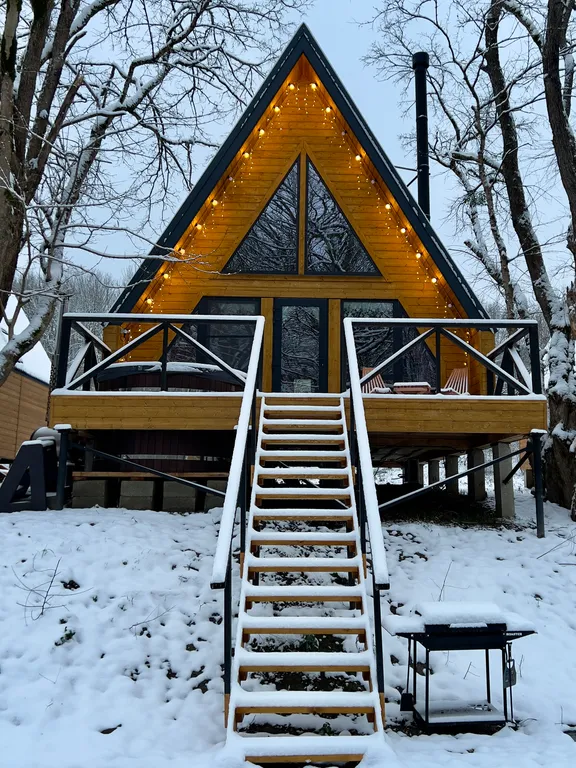 Дом с видом на лес рядом с горной рекой