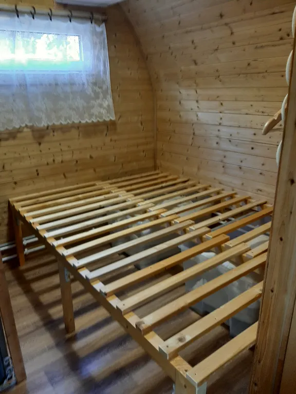 Арочный домик на краю леса с центральным входом