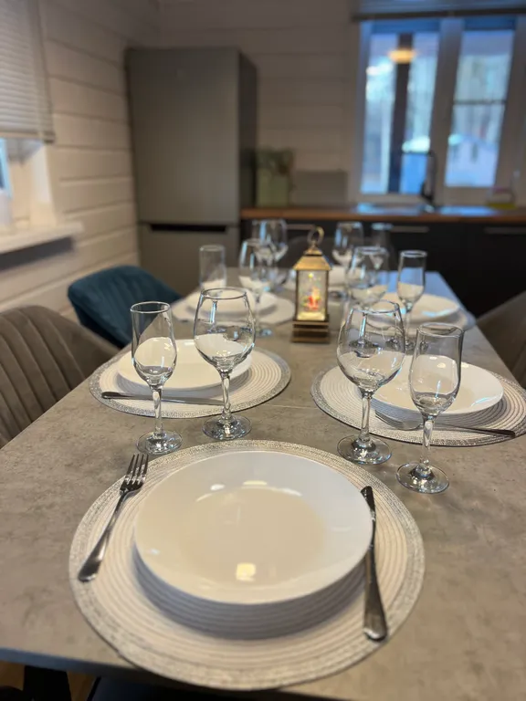 Дом рядом с лесом и озером