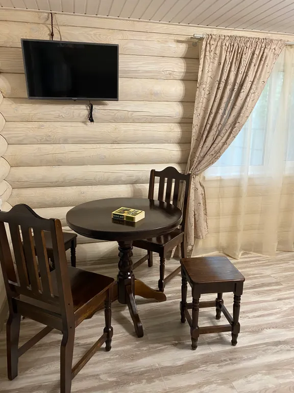 Уютный домик в лесу у пруда