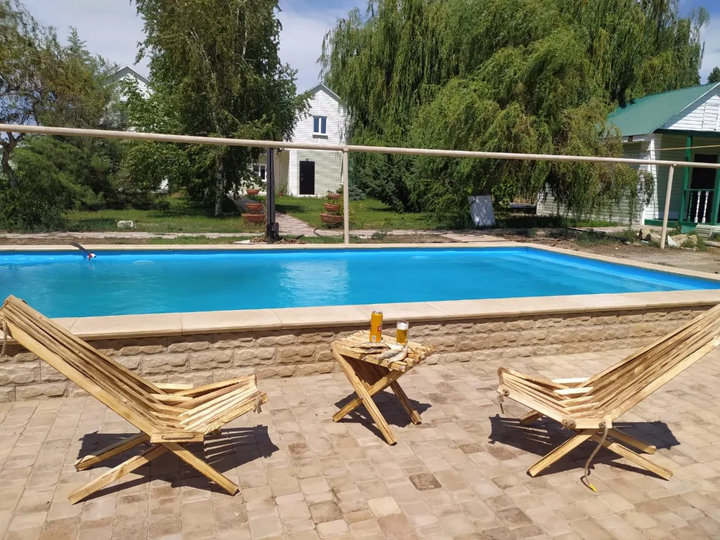 Дом с террасой около бассейна