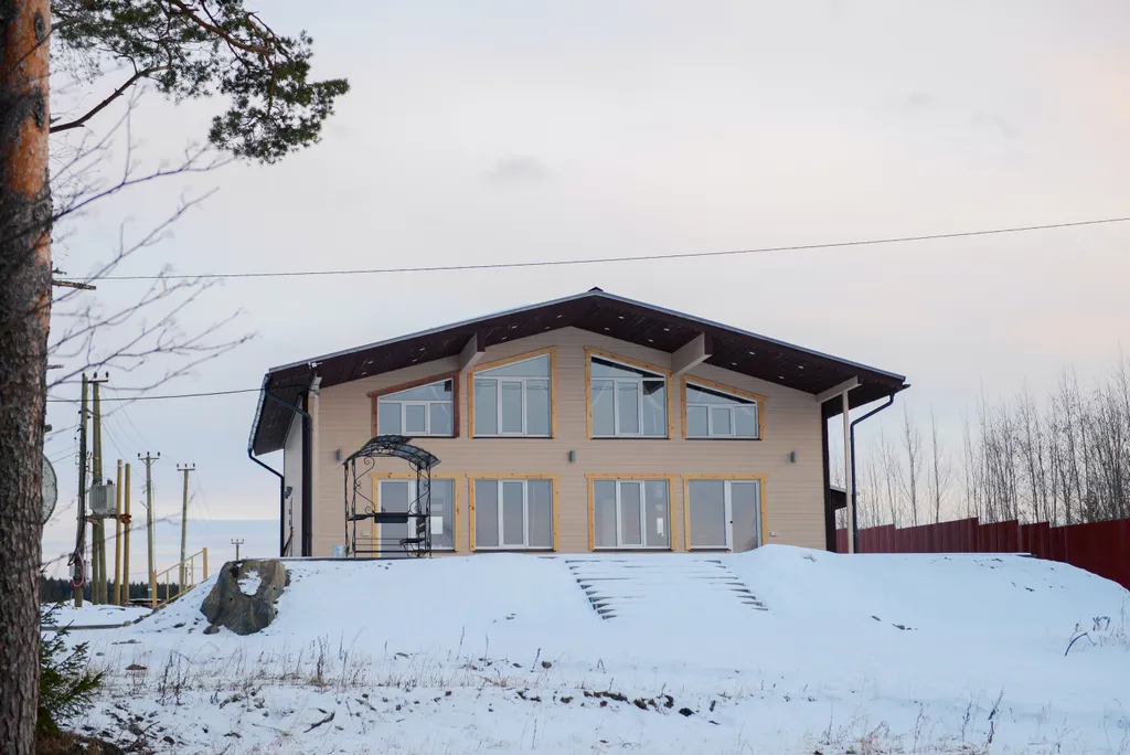 Большой коттедж на берегу из двух частей