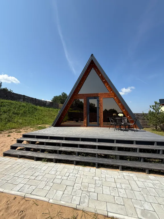 Уютный домик на берегу реки с горячим чаном