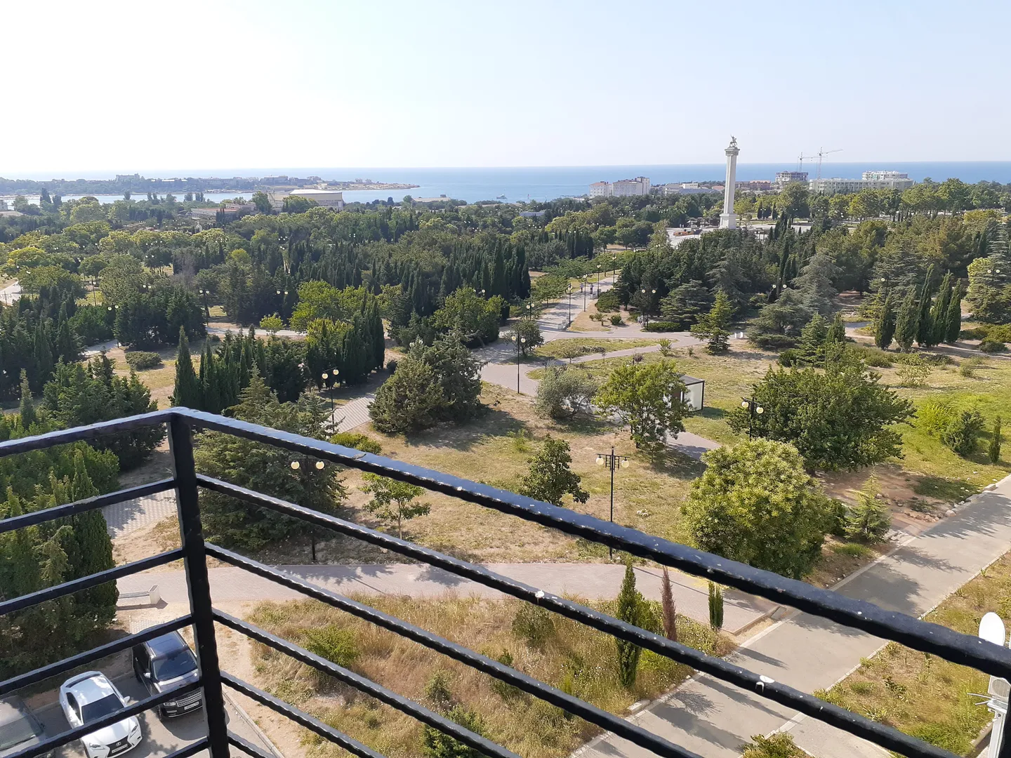 вид на парк с балкона апартаментов