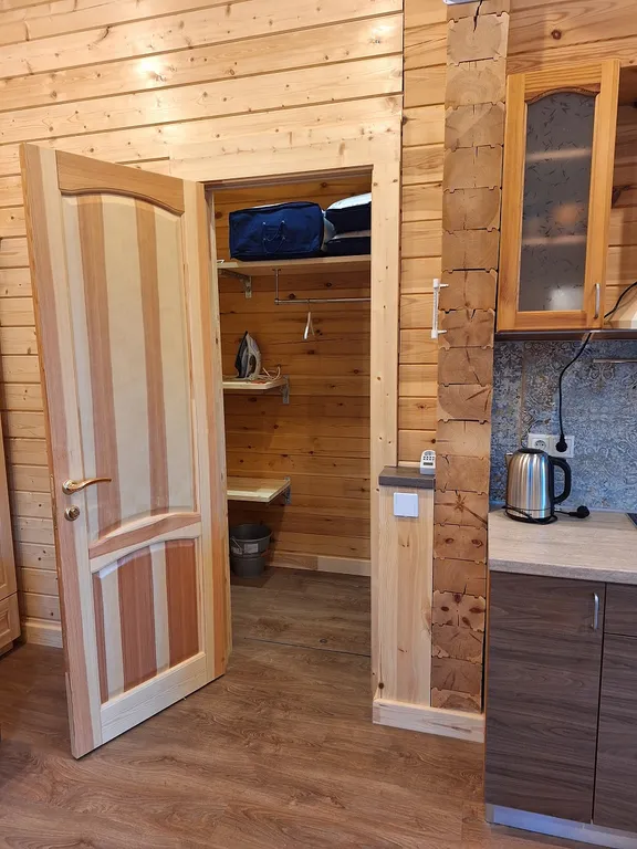 Дом деревянный на берегу реки в Рощино