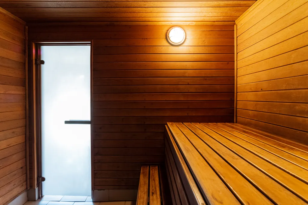 Бунгало на берегу озера в границе леса