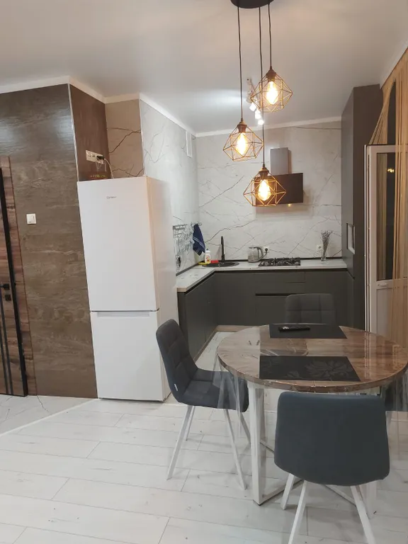 Студия Золотая карта с видом на сквер