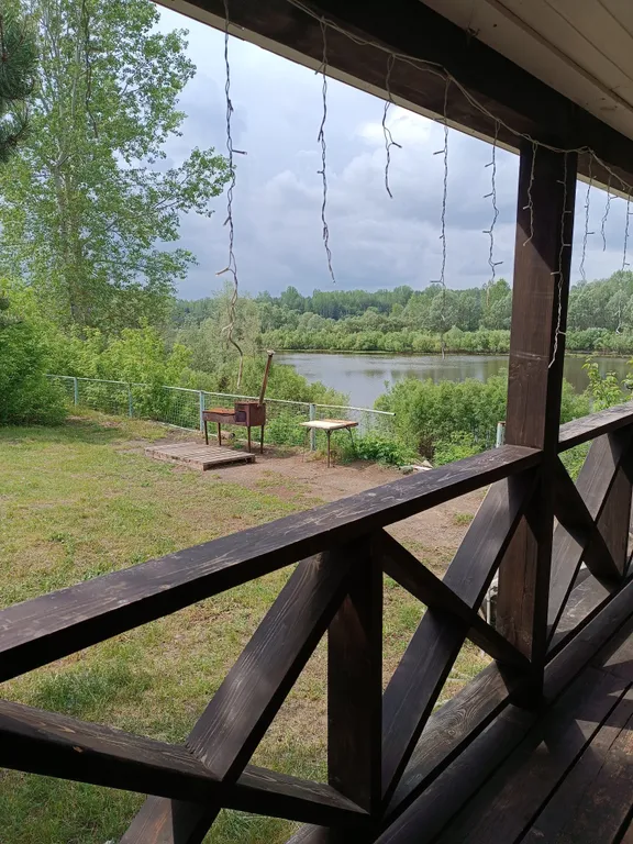 Уютный домик у реки