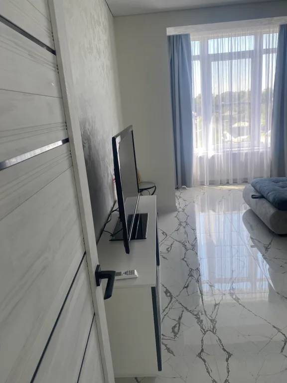 На берегу с видом на море