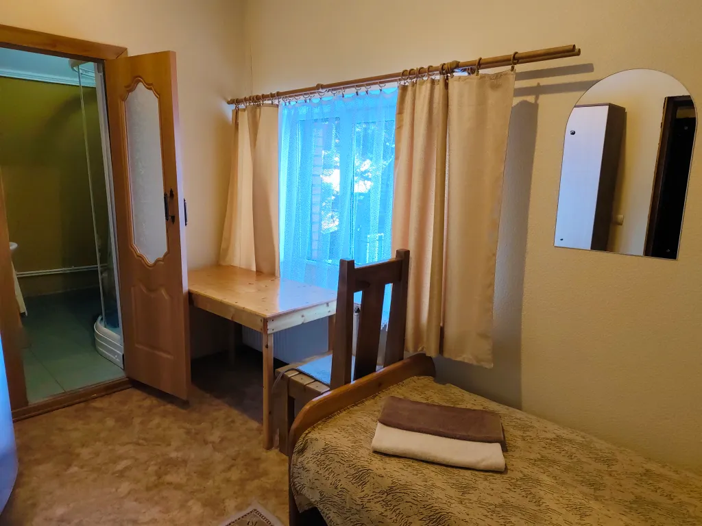 Стандартный номер (ванная комната в номере, вид на внутренний двор)