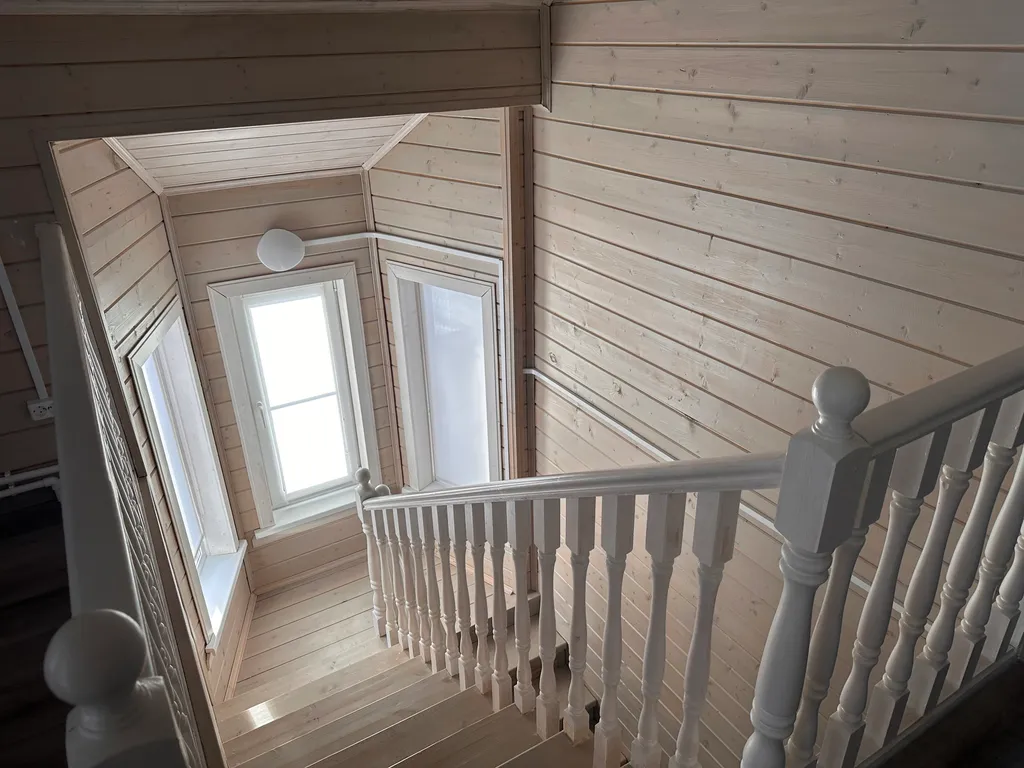 Дом в уединенном тихом месте рядом с лесом