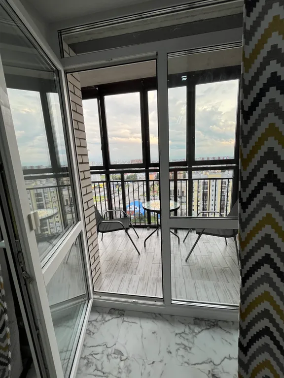 У ресторана! 14-й этаж и с видом на город.