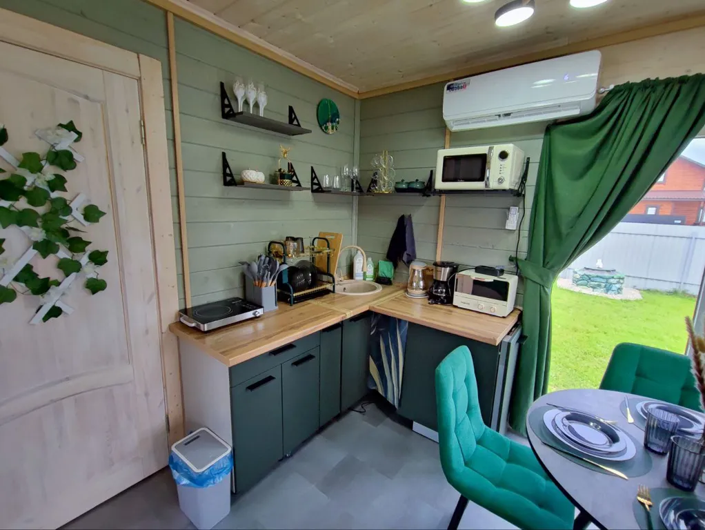 Новый стильный дом в окружении леса