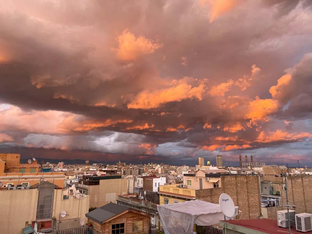 Комната в просторной квартире рядом с парком Монтжуик