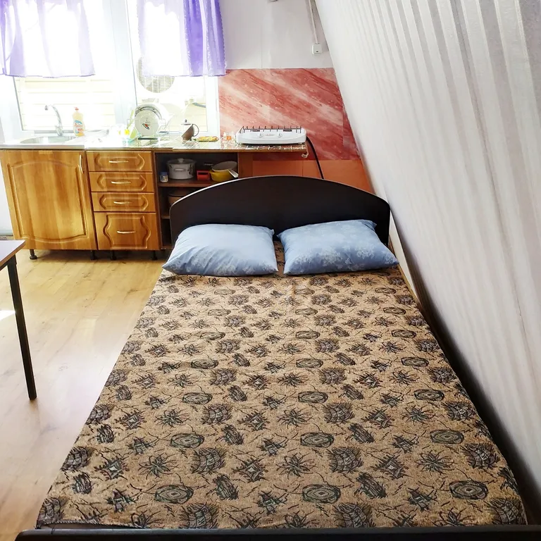 Отдельная комната в доме у моря.