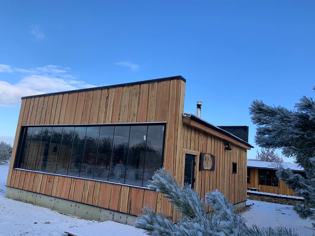 Дом у пруда с пляжем