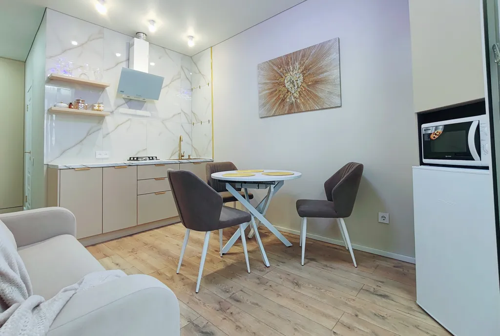 Квартира с видом на сквер Героев России