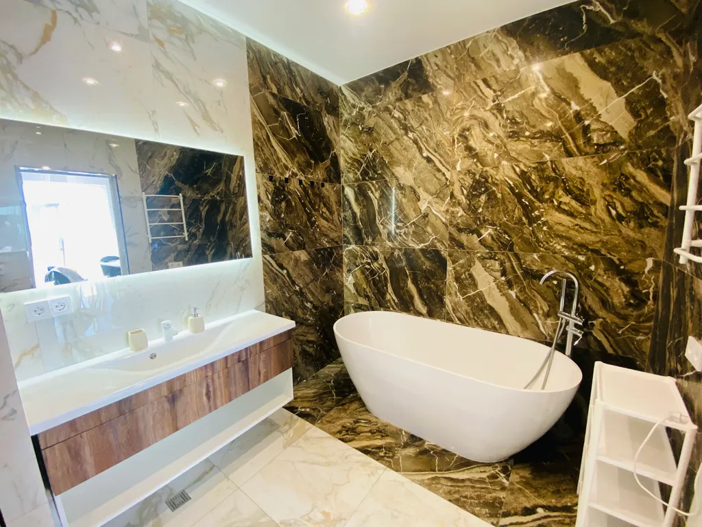 Трехэтажный коттедж с баней и бассейном